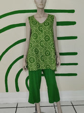 Load image into Gallery viewer, Green print sleeveless shirt

